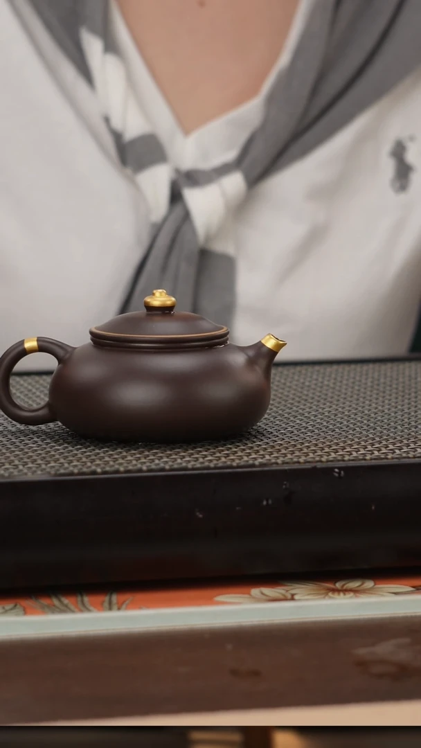茶壶紫砂四号井茄皮紫泥描金寒江130cc
