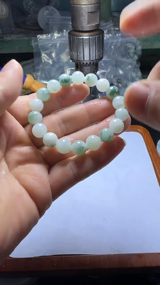 翡翠未镶嵌颈饰芸**生发一条