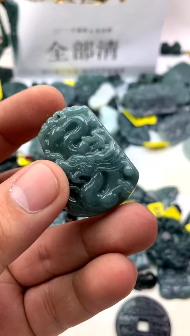 翡翠未镶嵌颈饰龙牌