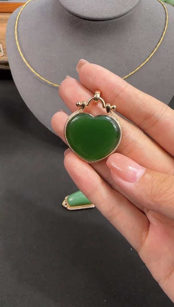 颈饰18K金镶嵌和田玉1