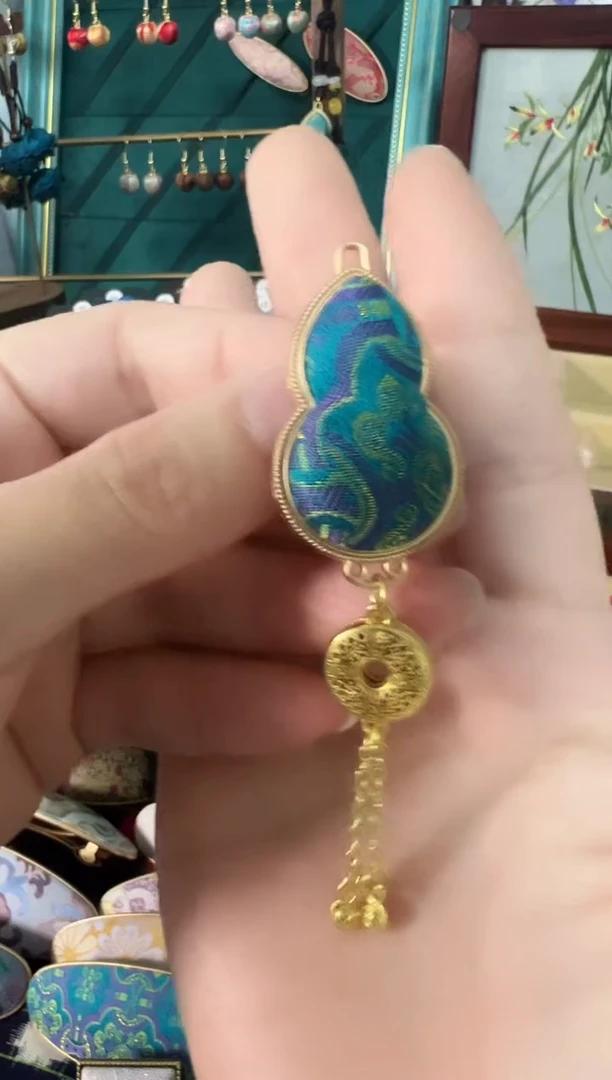 【闪购商品】【年后预售】铜翡金葫芦胸针随机花位