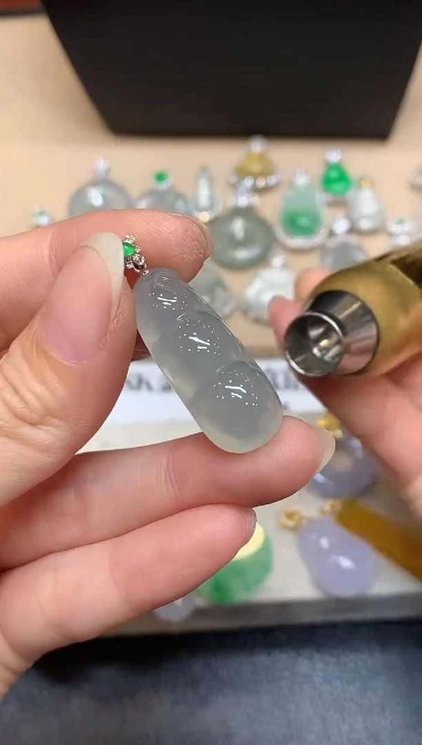 颈饰18K金镶嵌翡翠福豆【无服务费