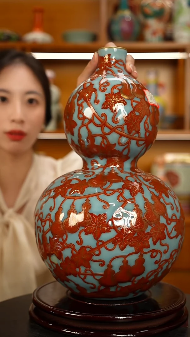仿清乾隆瓷蓝地浮雕葫芦纹葫芦瓶一只