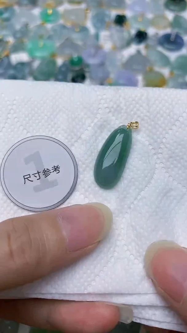颈饰18K金镶嵌翡翠天然A货翡翠