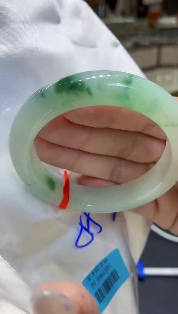 翡翠手镯未镶嵌翡翠手镯