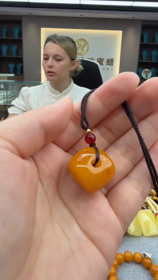 琥珀颈饰未镶嵌6秒拍号 假一罚三