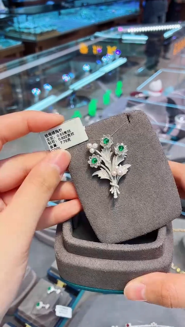 18K金镶嵌胸饰祖母绿0.53克拉