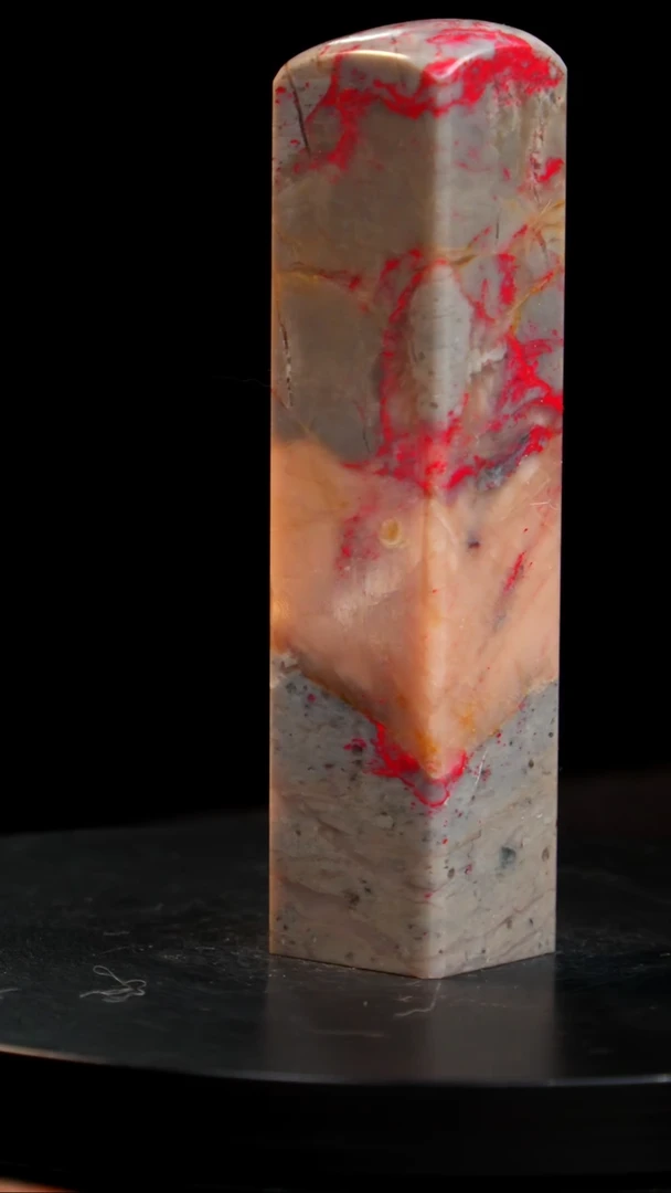 鸡血石牛角冻鸡血石