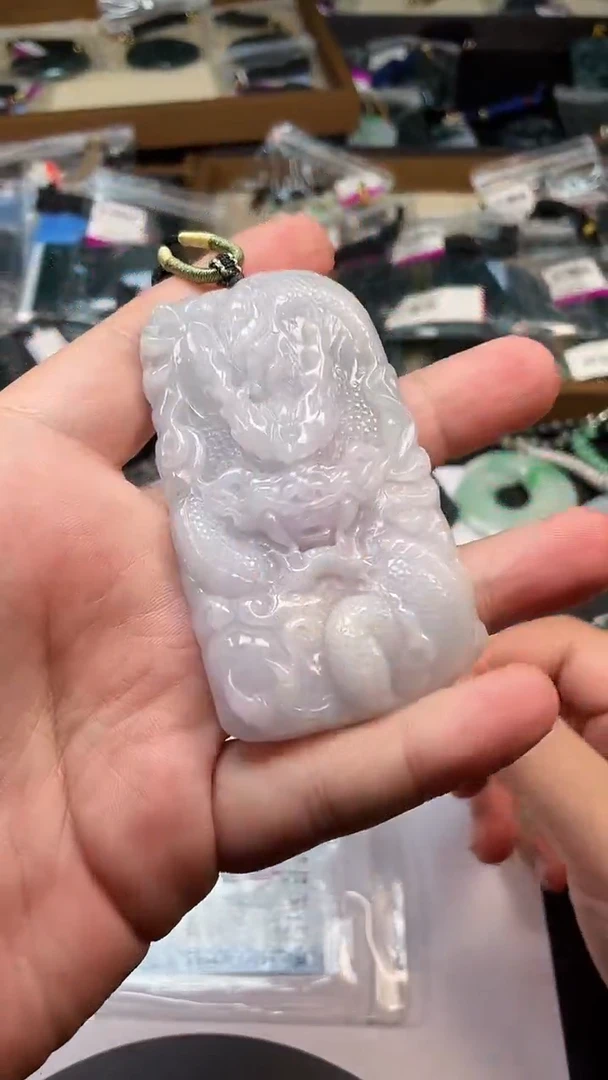 翡翠未镶嵌颈饰 多样性发其一
