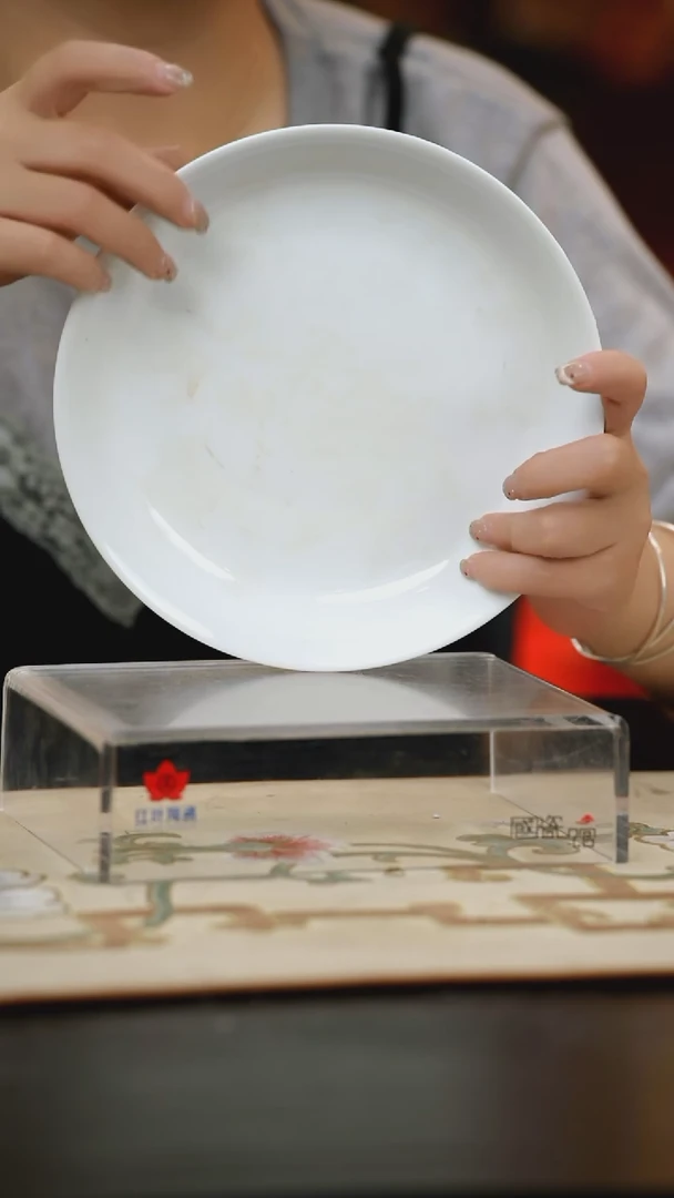 2个微瑕白胎8英寸深呙盘（无底款）