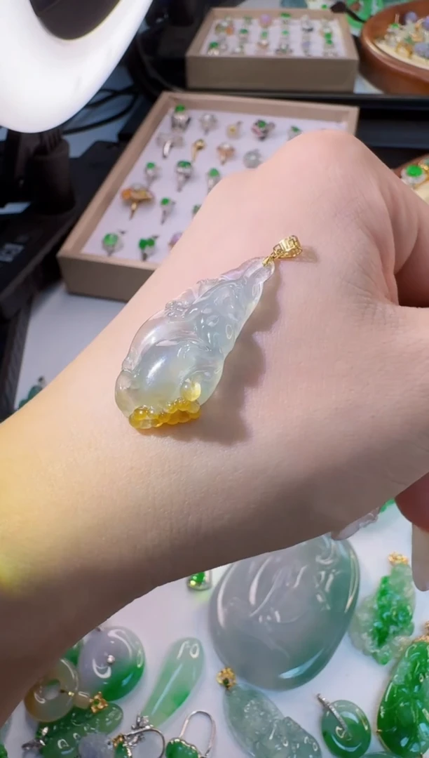 翡翠18K金镶嵌吊坠(不含链)缅甸A货翡翠