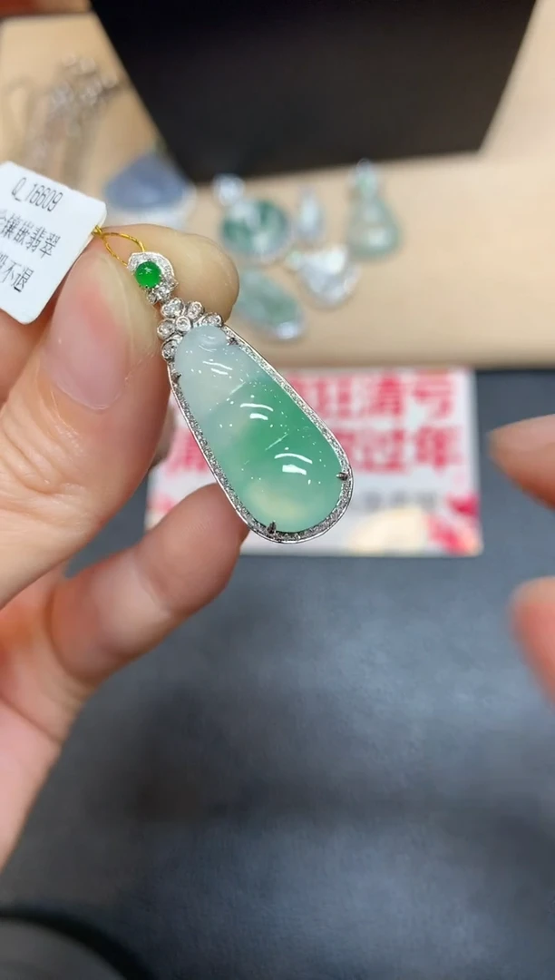 【闪购商品】翡翠吊坠(不含链)18K金镶嵌福豆【无服务费
