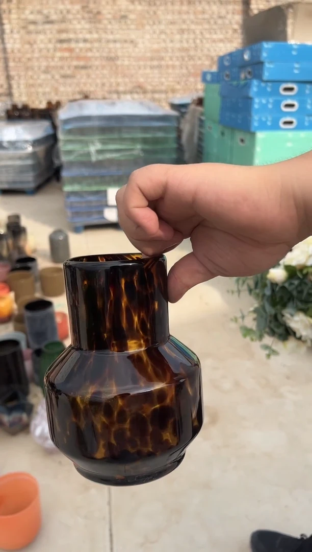 玻璃可插鲜花用于客厅装饰