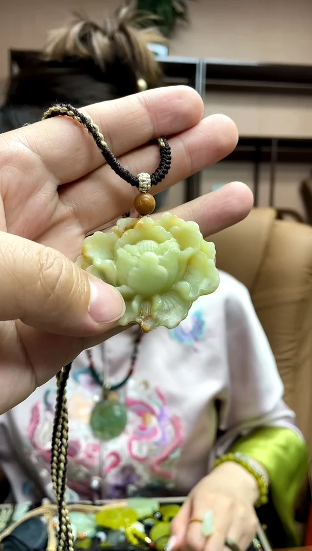 岫玉未镶嵌吊坠·