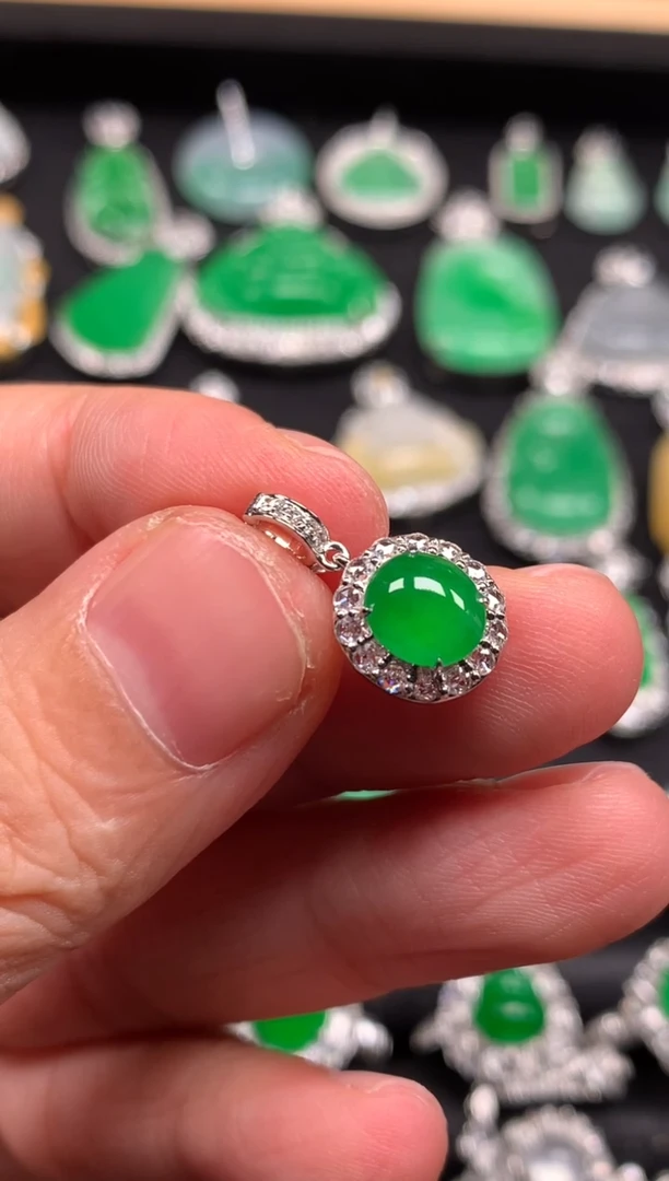 颈饰18K金镶嵌翡翠用****4缅甸翡翠钻石镶嵌蛋面