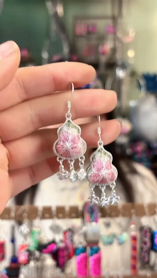 彩云南阁非遗老绣饰品551*