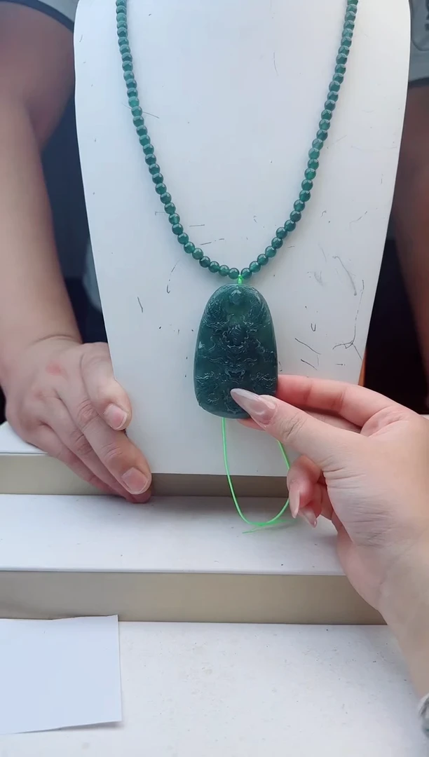 颈饰未镶嵌翡翠多样性发其中一
