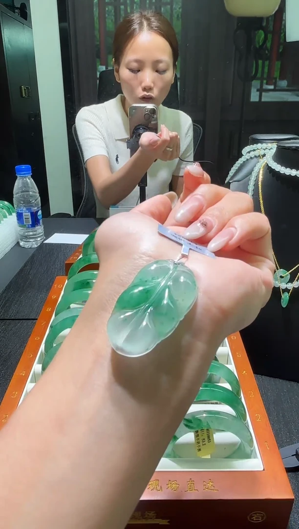 颈饰未镶嵌石英质玉（非洲翠）金枝玉叶