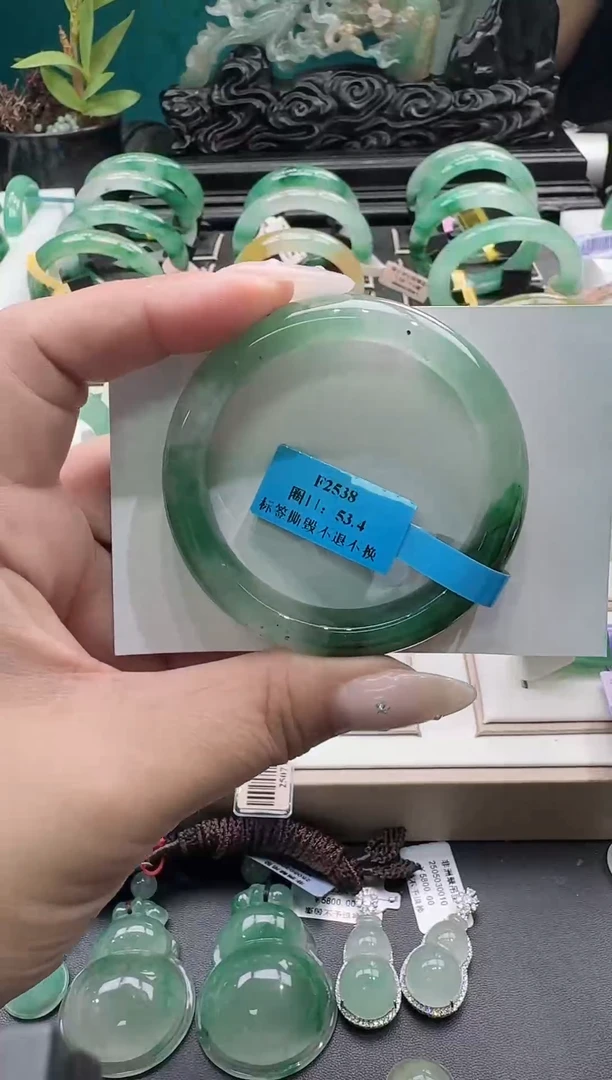 未镶嵌手镯石英质玉（非洲翠）手镯