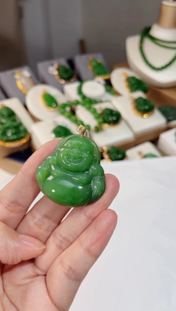 颈饰18K金镶嵌和田玉佛公