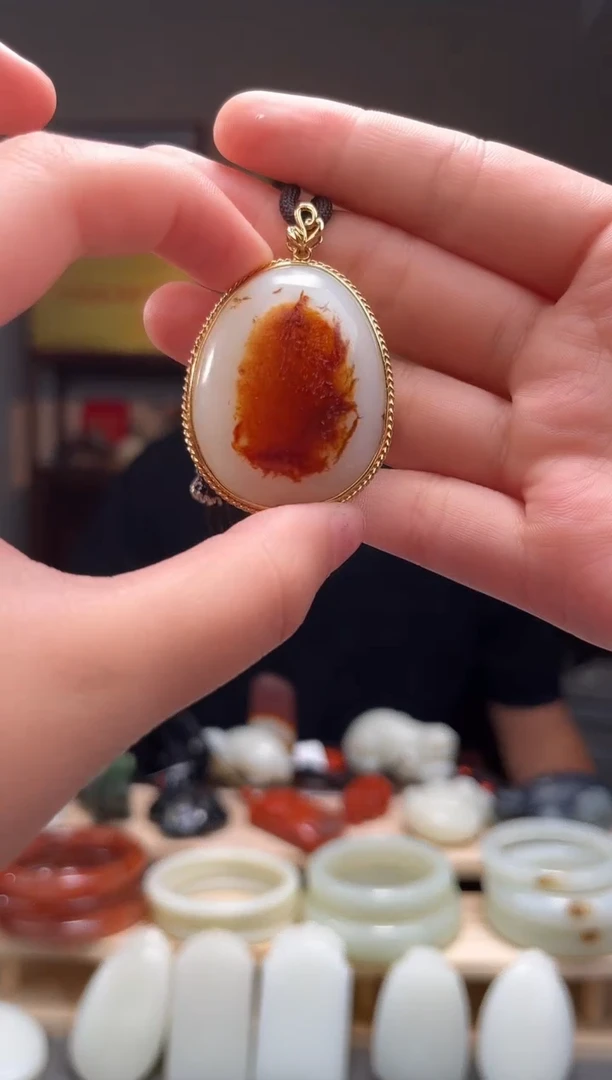 颈饰未镶嵌和田玉吊坠