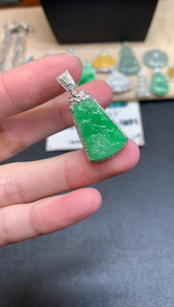 【闪购商品】翡翠颈饰18K金镶嵌无事牌【无服务费】