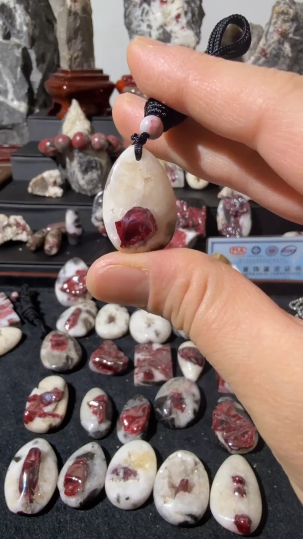 天然辰砂天然辰砂天然朱砂大晶砂随行吊坠