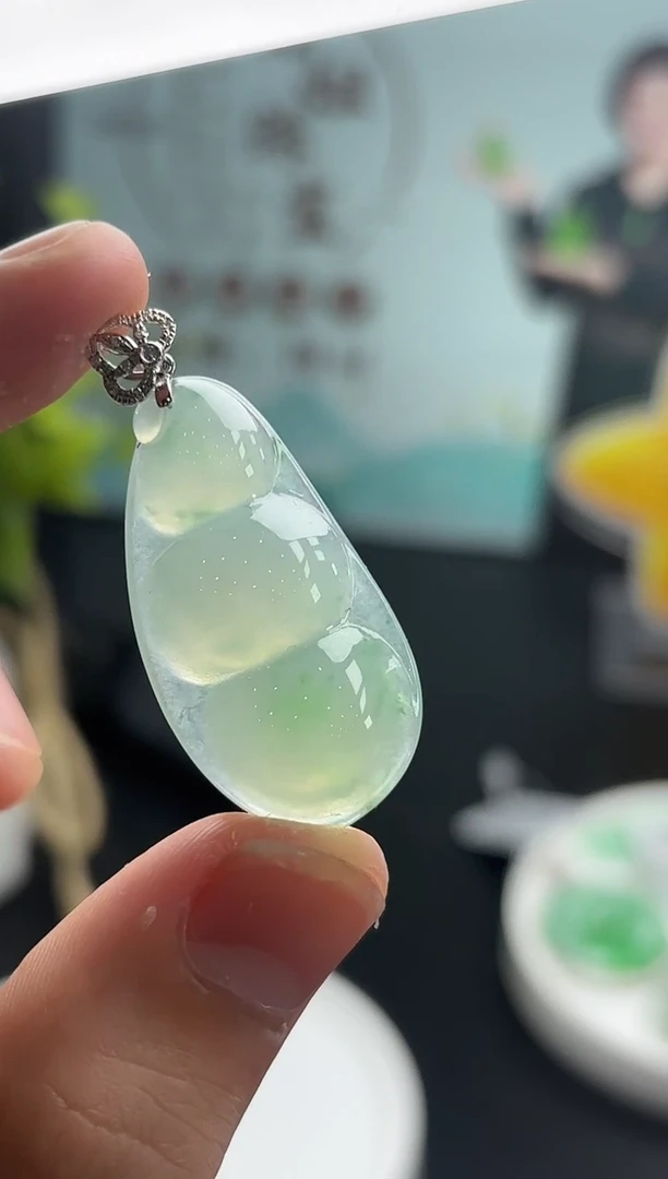 18K金镶嵌挂件翡翠福豆