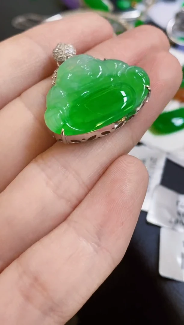 颈饰18K金镶嵌翡翠佛公