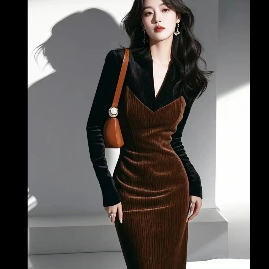 【TANG】 漂亮独特新年圣诞裙2024冬季撞色v领长袖灯芯绒修身连衣裙