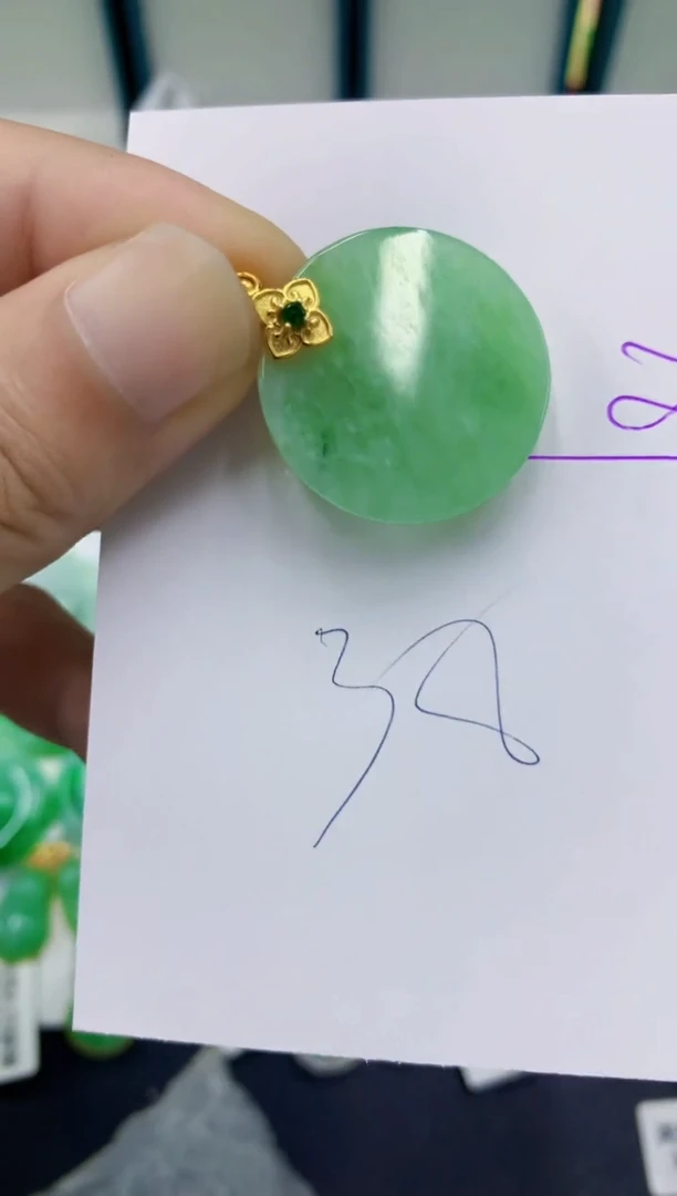 翡翠挂件未镶嵌翡翠