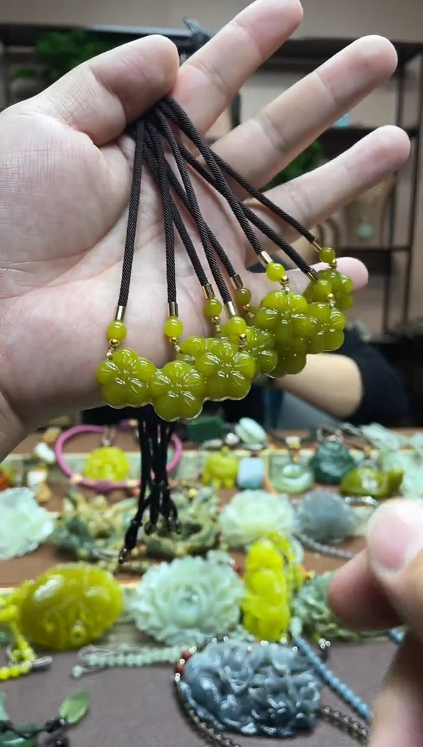 未镶嵌岫玉吊坠多样性发货发其中之一