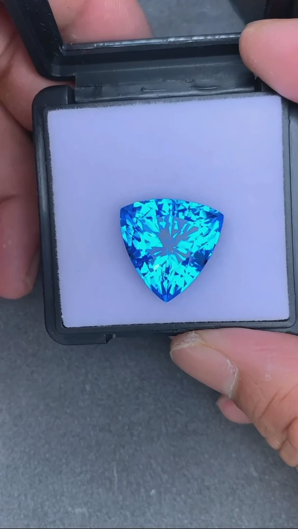 未镶嵌裸石托帕石35.69克拉