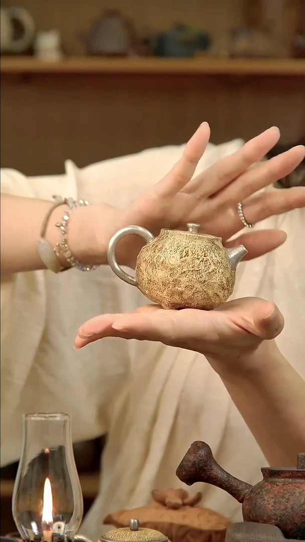 言野手作 粉引仿古锤纹三足壶