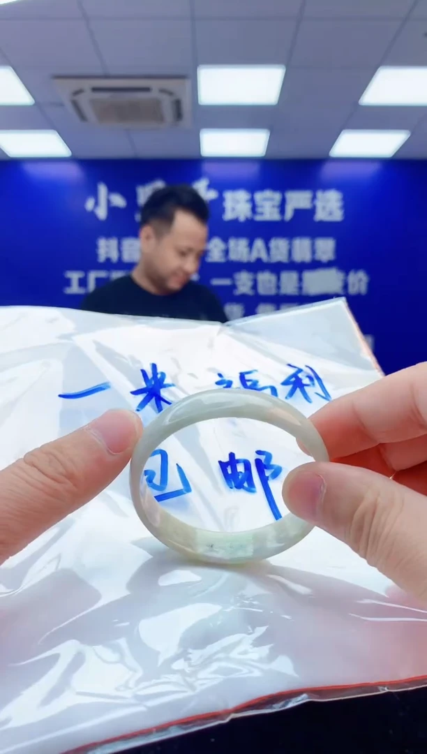翡翠手镯未镶嵌1天然翡翠默认有瑕完美主义者勿拍