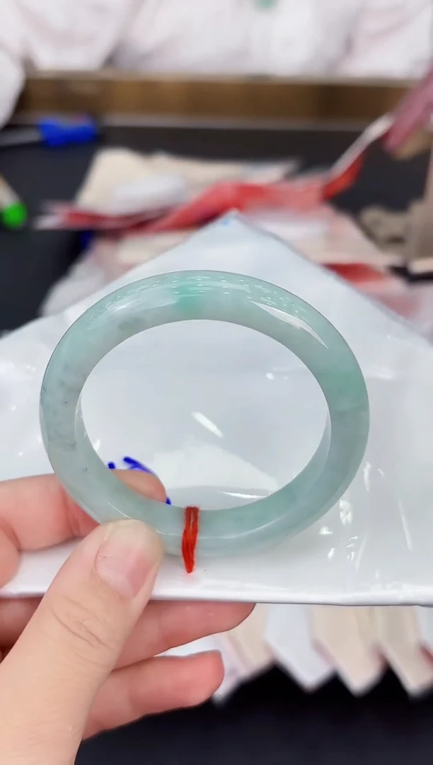 翡翠手镯未镶嵌翡翠手镯