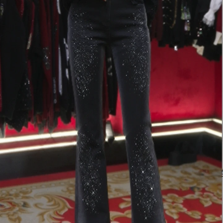 丽丽家 秋冬新款如花似锦刺绣重工烫钻显瘦微喇牛仔裤