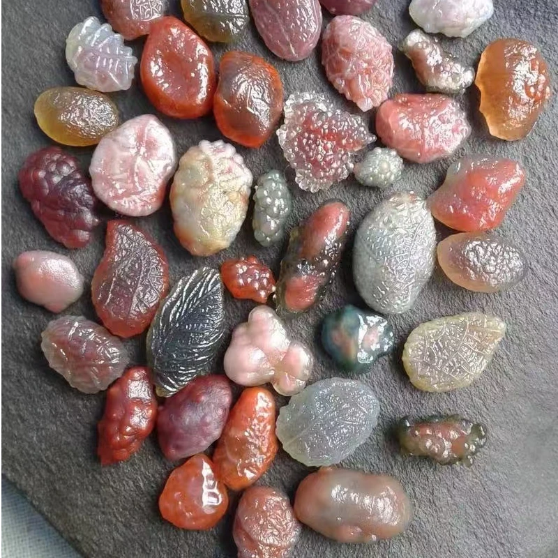 A昆仑山料彩色奇石