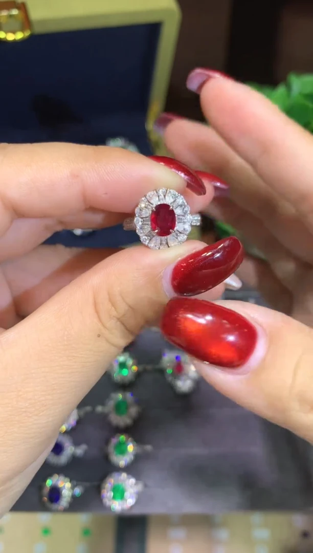 18K金镶嵌戒指红宝石1.39CT