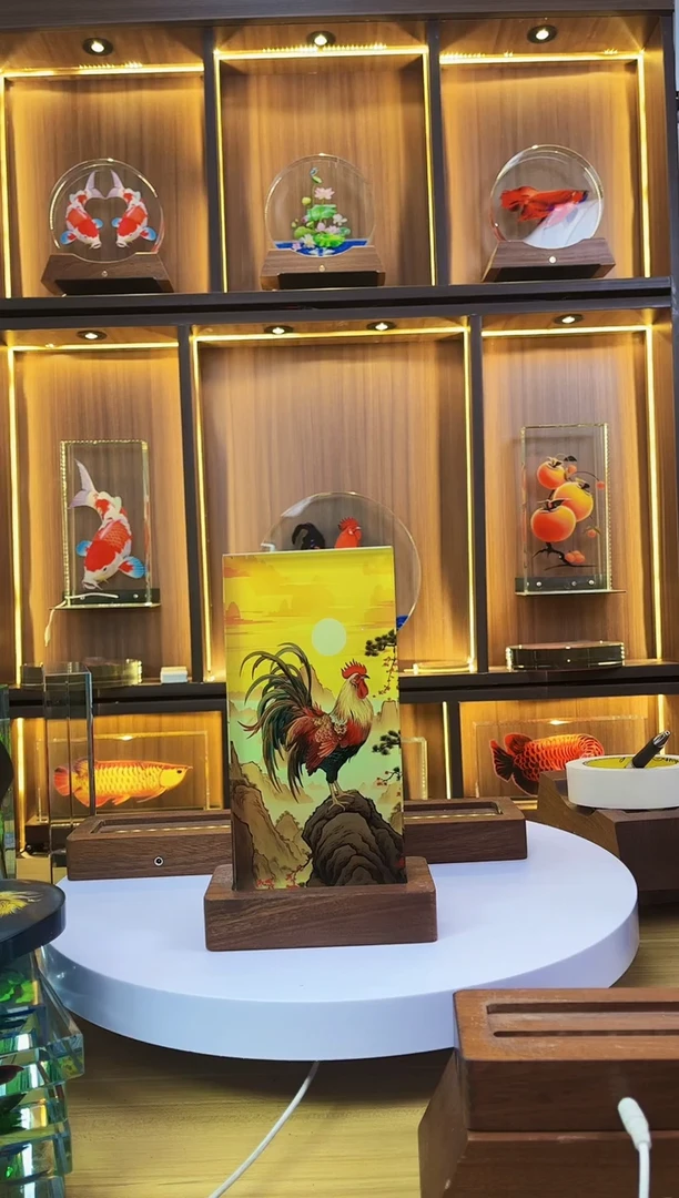 有机玻璃阳****记细微尺寸金鸡报喜20*10*4+底座