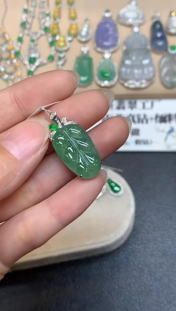吊坠(不含链)18K金镶嵌翡翠树叶【无服务费