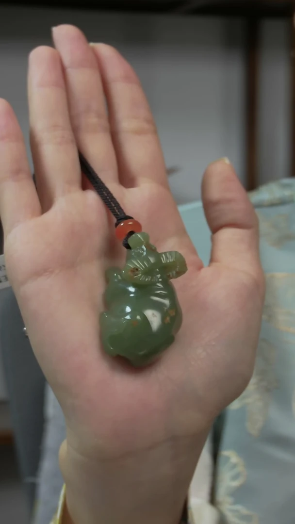 颈饰未镶嵌岫岩河磨玉（透闪石质玉）牛