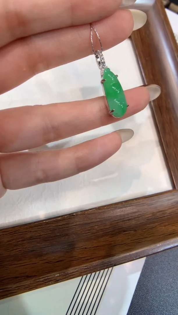 颈饰银S925镶嵌翡翠福豆