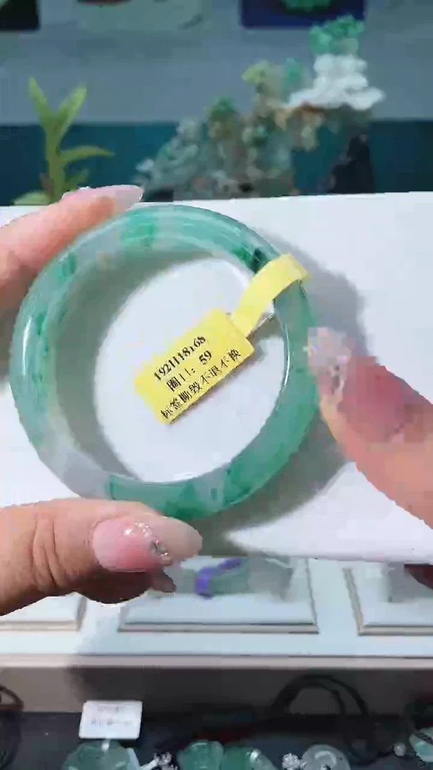 未镶嵌手镯石英质玉（非洲翠）手镯