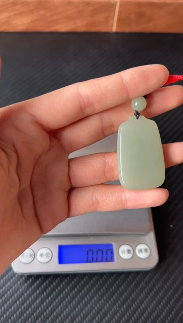 【闪购商品】和田玉吊坠(赠链)未镶嵌且末微色差近矿