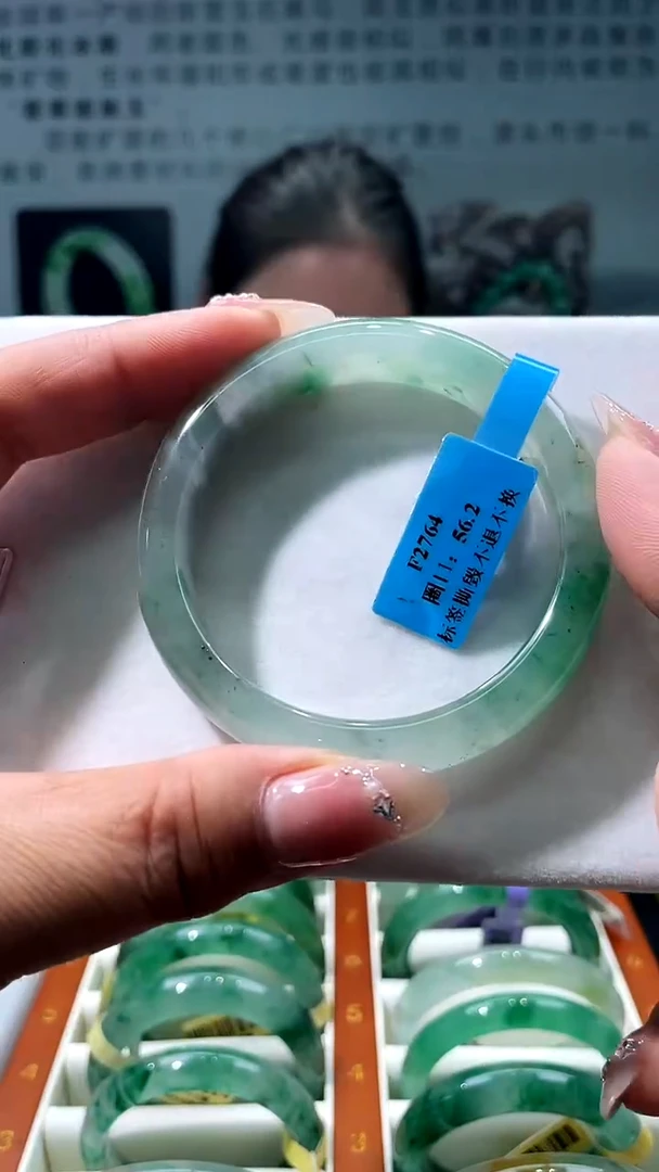 未镶嵌手镯石英质玉（非洲翠）手镯
