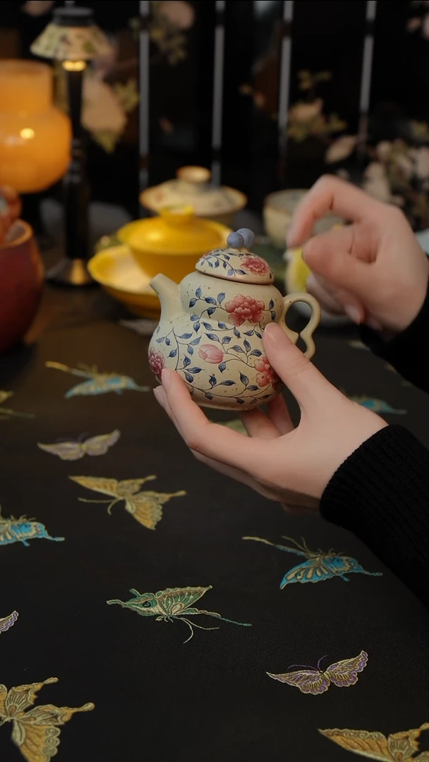 缠枝牡丹   茶壶