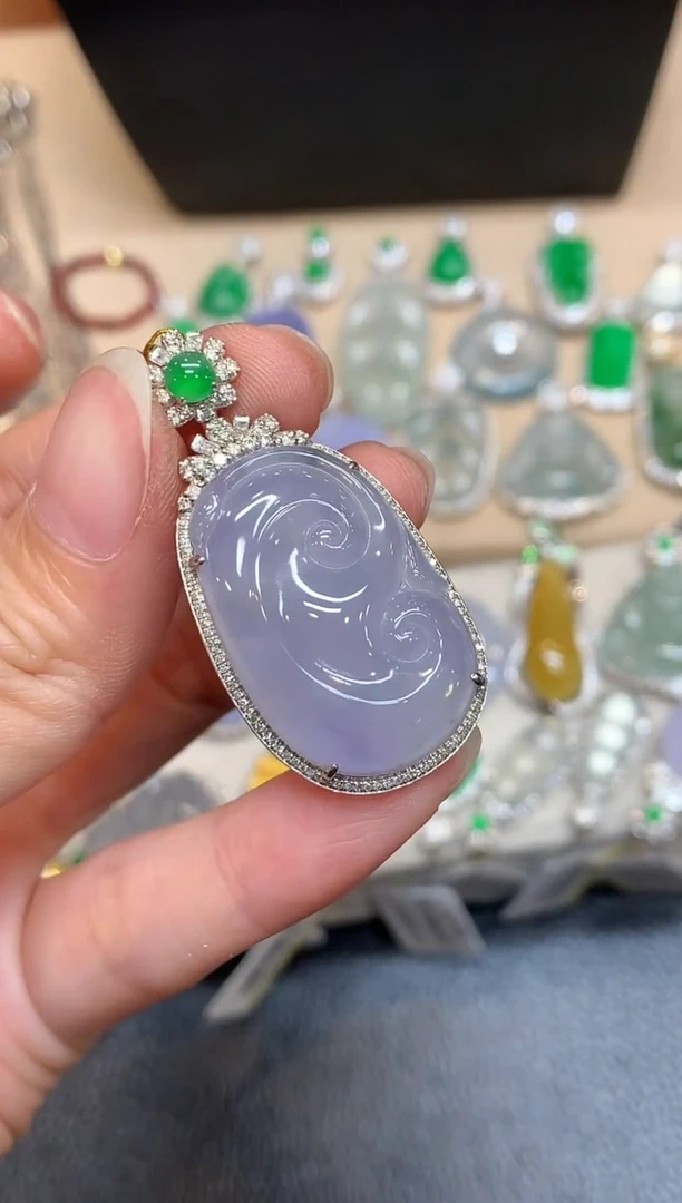 颈饰18K金镶嵌翡翠如意【无服务费