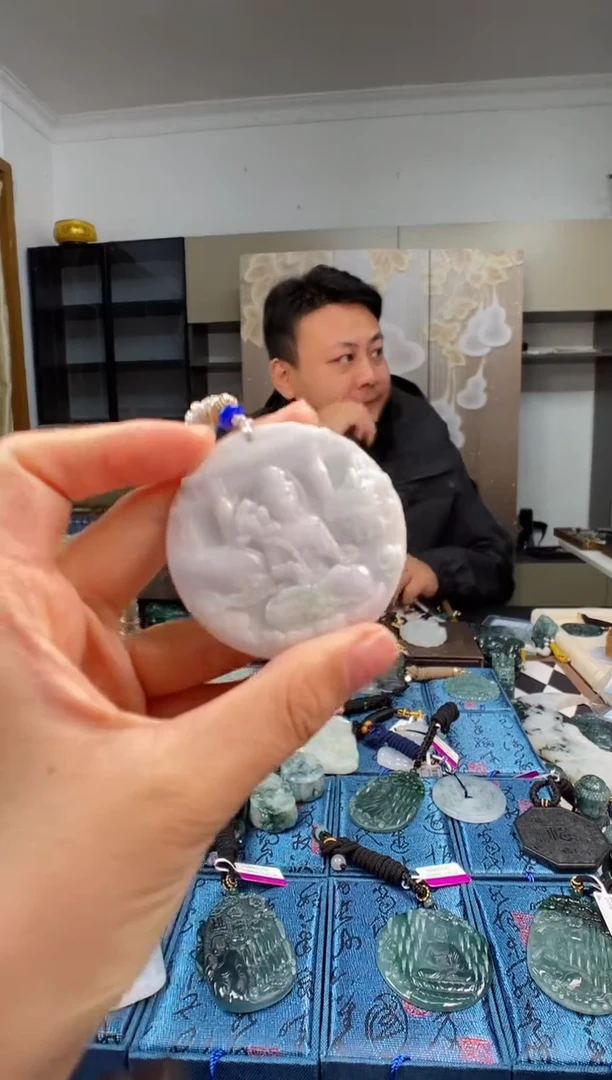 颈饰未镶嵌翡翠   多样性发其一
