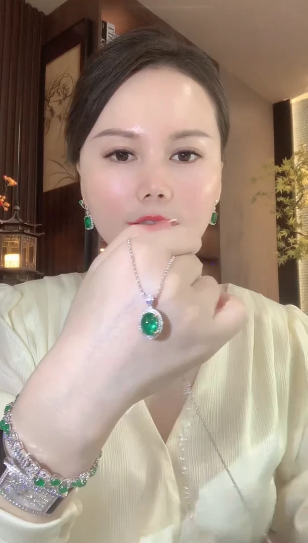 18K金镶嵌吊坠(不含链)祖母绿A57